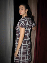 تحميل الصورة إلى عارض المعرض، فستان قصير , اكمام مكشكش لون بورغندي