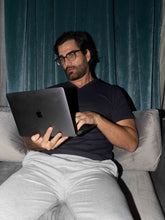 تحميل الصورة إلى عارض المعرض، تيشيرت V كحلي قطن