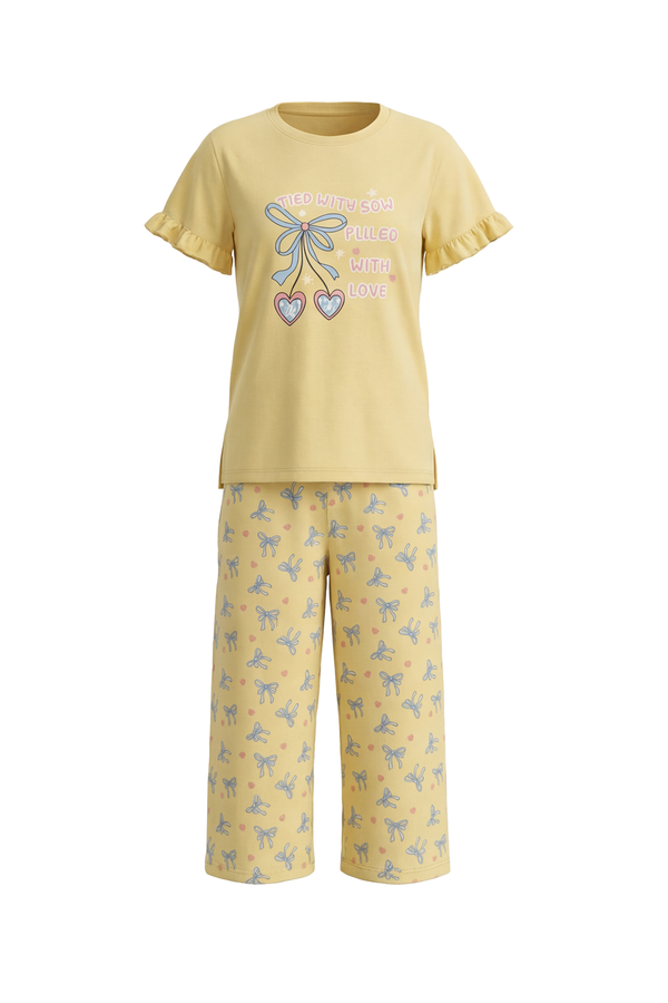 بيجامة بناتي تيشيرت نص كم بكشكشة مع بنطلون برمودا Mellow Yellow – إشراقة مرحة وراحة يومية