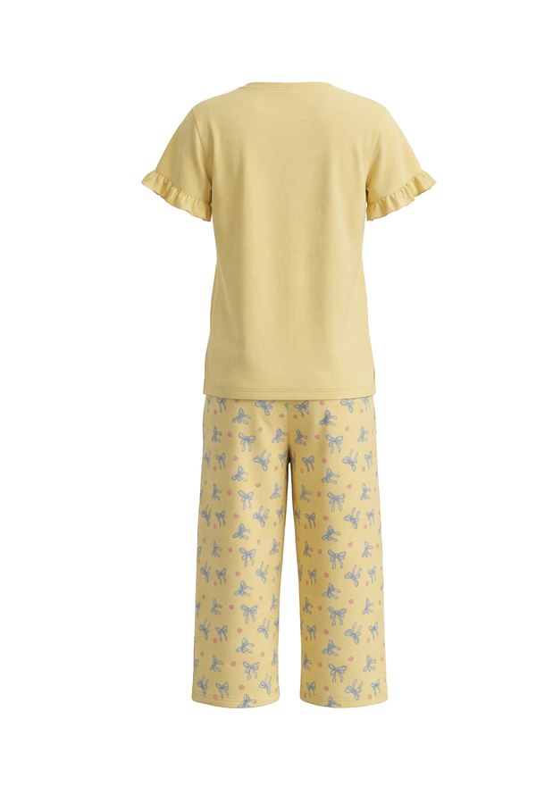 بيجامة بناتي تيشيرت نص كم بكشكشة مع بنطلون برمودا Mellow Yellow – إشراقة مرحة وراحة يومية