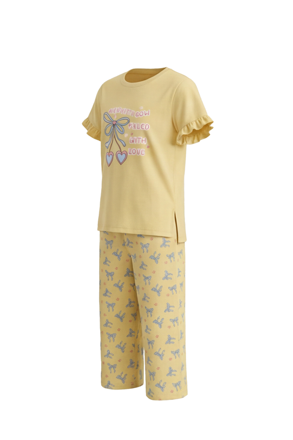 بيجامة بناتي تيشيرت نص كم بكشكشة مع بنطلون برمودا Mellow Yellow – إشراقة مرحة وراحة يومية